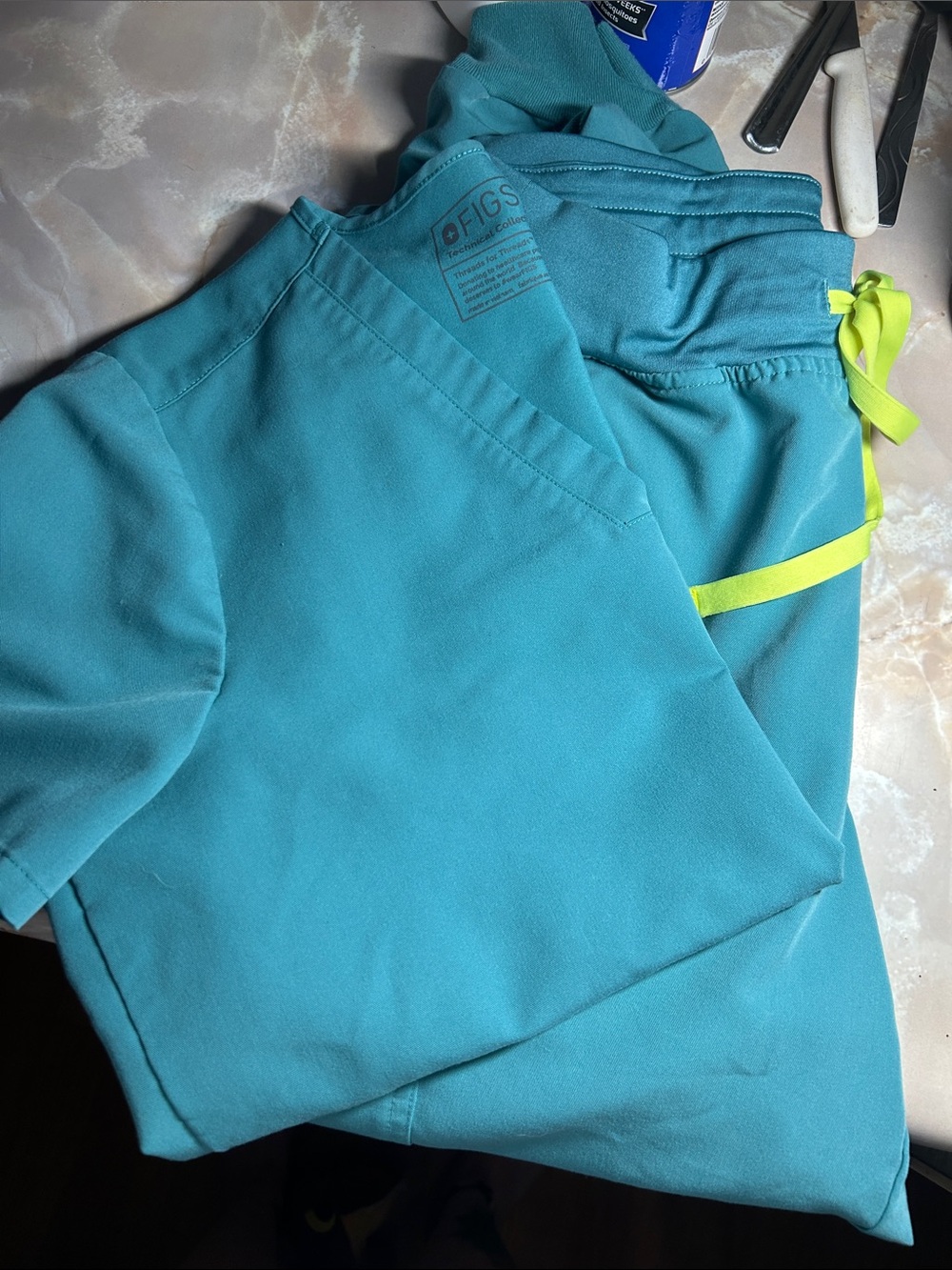 Figs Women’s Cactus size M 3 pocket scrub top and M reg joggers
